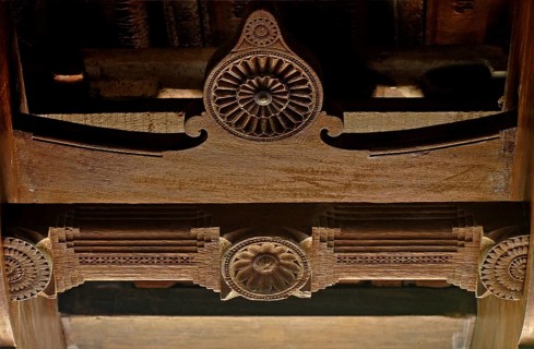 Artistic carvings, wooden roof structure, Heritage Hotel Privacy, Vembanad Lake, Kerala, India