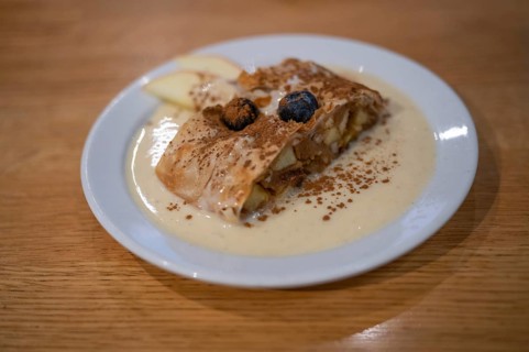 Piece of apple strudel, cake, vanilla sauce, on plate, dessert, food, Free and Hanseatic City of