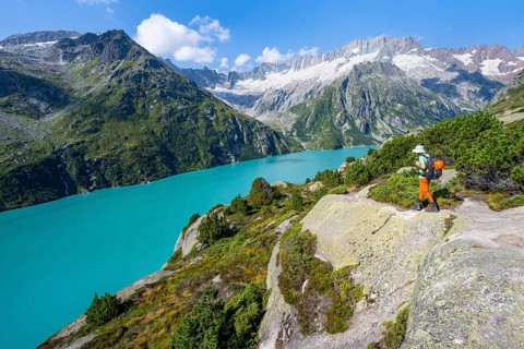 Mountaineers in front of picturesque mountain landscape, turquoise-blue mountain lake