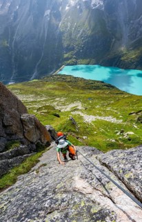 Mountaineer climbs on the secured Schijen-ZwÃ¤rg via ferrata, climb to BergseehÃ¼tte, Göscheneralp