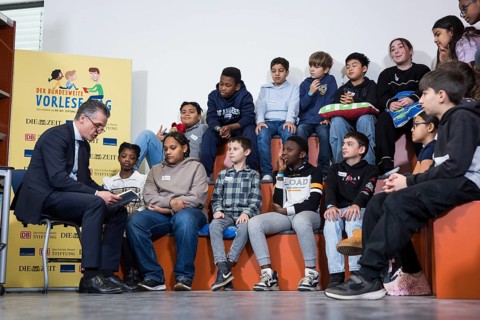 Thorsten Frei, head of the Federal Chancellery, is reading the book The Message in a Bottle by