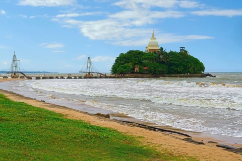 Pigeon Island with the Paravi Dupatha Buddhist temple, Matara, Sri Lanka