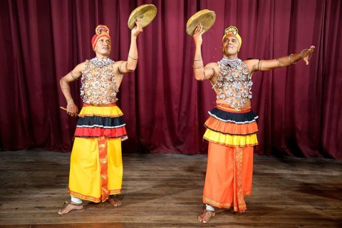 Kandi Lake Club Cultural Dance Show, Plate juggler, Kandy, Sri Lanka