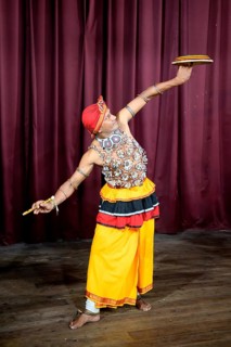 Kandi Lake Club Cultural Dance Show, Plate juggler, Kandy, Sri Lanka