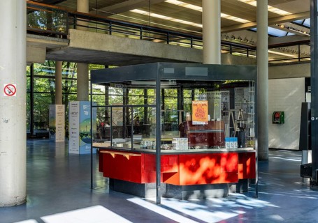 Vacant glass rotunda and former doorman's lodge in the Technische UniversitÃ¤t Berlin building on