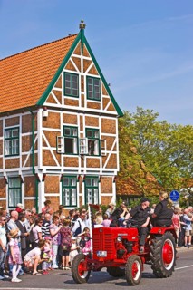 Bulldog, tractor, parade, typical half-timbered house, town hall, architecture, blossom festival,