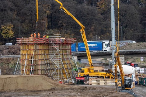 Concreting of a new bridge pillar at the Duisburg-Kaiserberg motorway junction, complete conversion