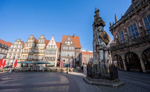 Landmark Bremen Roland, Roland statue on the market square, in the morning light, Altstadt, Bremen,