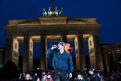 Egon Werler (musician) sings at the international climate demo under the motto Fight for 1.5 at the