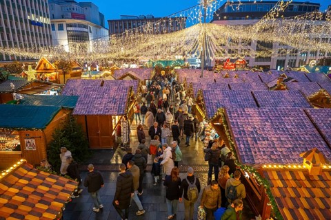 Pre-Christmas time, visitors to de, Christmas market in downtown Essen, on Kennedyplatz, the market