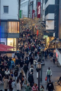 Limbecker StraÃŸe shopping street, pedestrian zone, full, lots of people shopping, Christmas