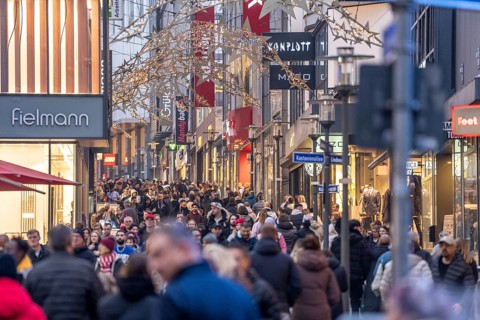Limbecker StraÃŸe shopping street, pedestrian zone, full, lots of people shopping, Christmas