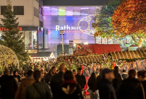 Christmas market in Essen, restaurant, in front of the town hall gallery shopping center, Porsche