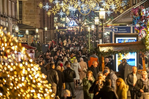 Kettwiger StraÃŸe shopping street, pedestrian zone, full, lots of people shopping, Christmas