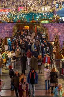 Pre-Christmas time, visitors to de, Christmas market in downtown Essen, on Kennedyplatz, the market