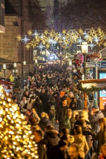 Kettwiger StraÃŸe shopping street, pedestrian zone, full, lots of people shopping, Christmas