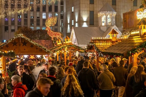Pre-Christmas time, visitors to de, Christmas market in downtown Essen, on Kennedyplatz, the market