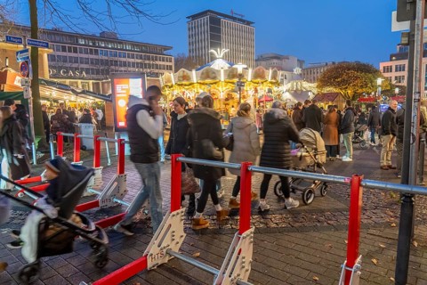 Christmas market in Essen, secured by mobile anti-terrorist lock, modular, movable barrier against