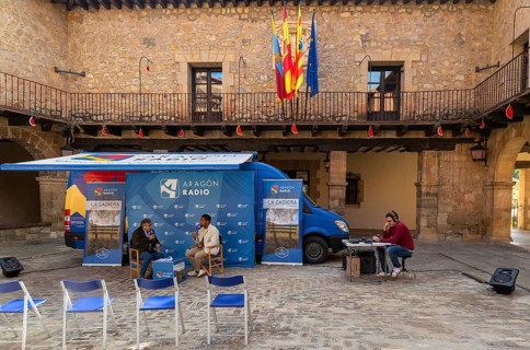 Aragon Radio outside broadcast interview for La Cadiera cultural programme, Plaza Mayor,