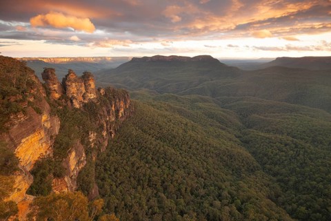 Colourful evening sky over the Three Sisters at Echo Point in Katoomba, Blue Mountains, New South