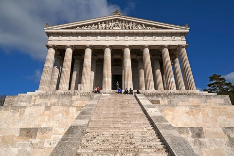 Front view of the Valhalla Memorial, built as a Greek temple in the style of a Doric Peripteros,