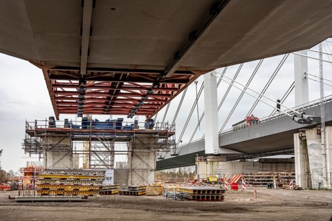 Propulsion of the 2nd bridge structure of the A40 Neuenkamp bridge, in Duisburg-Homberg, pillars