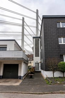 Residential buildings, directly on the A40 Neuenkamp bridge, in Duisburg-Homberg, pillars and