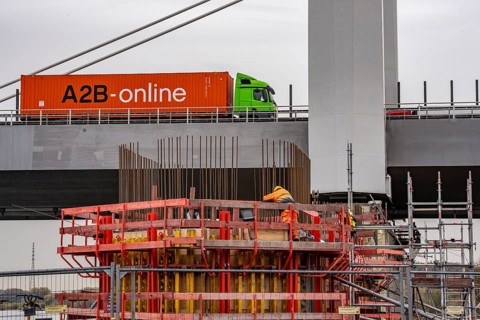 Duisburg-Neuenkamp Rhine bridge, the A40 motorway, construction of the second bridge begins, bridge