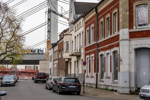 Residential buildings, directly on the A40 Neuenkamp bridge, in Duisburg-Homberg, pillars and