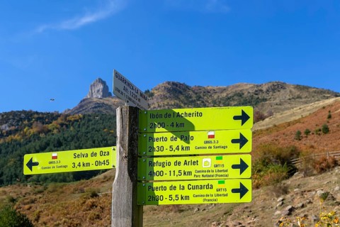 Hiking trails footpath sign Guarrinza - La Mina, Parque Natural Valles Occidentales, Hecho,