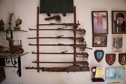 Wall-mounted antique rifles and honours with accompanying portraits, War Museum, Military Museum,