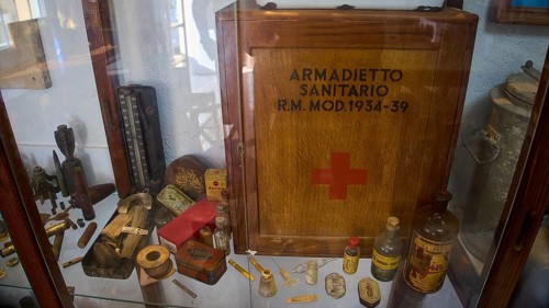 Display case with a first aid kit and medical utensils from the period 1934-39, War Museum,