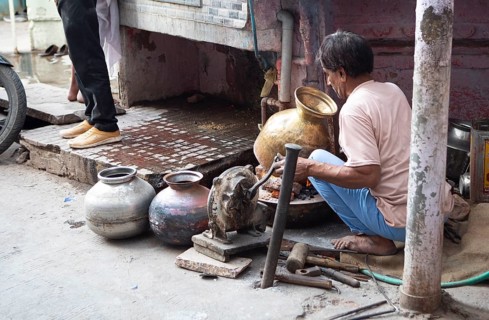 Indian tinker in the old town, Bundi, Rajasthan, India
