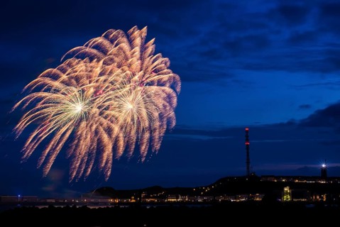 A brilliantly shining, atmospheric firework display for the Heligoland island festival in red and