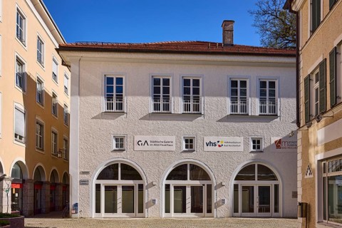 VHS, adult education centre, building, pedestrian zone, facade, window, blue sky, cloudless,