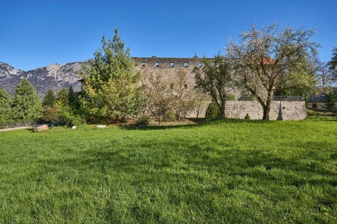 Gruttenstein Castle, lawn, trees, mountains, mountain landscape, blue sky, cloudless, Bad