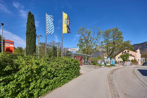 Bad Reichenhall-Kirchberg railway station, general architecture, hedge, trees, flagpoles, flag of