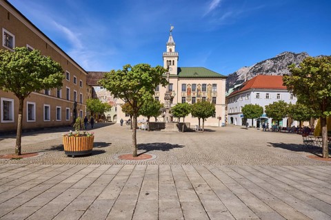 Square, historic town hall, general architecture, trees, flower pots, blue sky, cirrostratus