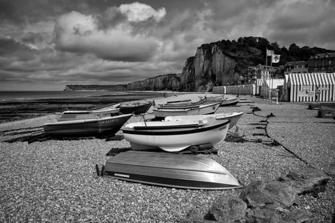 Boats lying on the beach, rowing boat, pebble beach, bathing huts, beach cabins, bathing cabins,