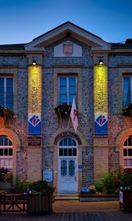 Tourist office, Office de Tourisme, in the town hall, Mairie, blue hour, evening, dusk, Étretat,