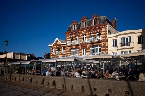 Restaurant La Grange and du Perrey, evening mood, evening, sky, blue, promenade, Étretat, Normandy,