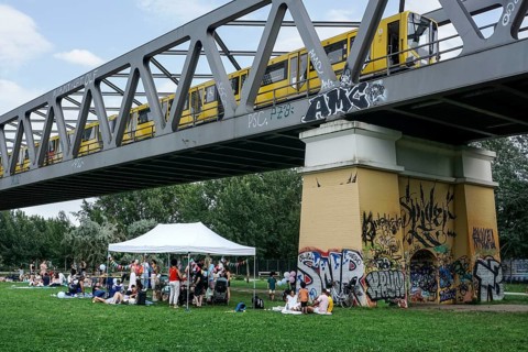 Families meet for a picnic on a warm summer afternoon in Park am Gleisdreieck, Berlin, 20.07.2025,