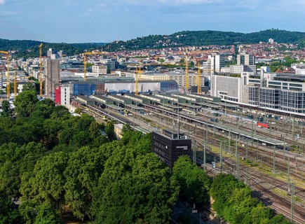 Track apron at the main station with InterCity at the platform. In front the signal box, on the