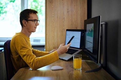 A middle-aged man analysed the payout data and found an error. He calls his bank to resolve this