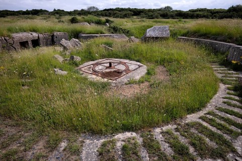 Remains of a German gun, coastal artillery, Pointe du Hoc, memorial, memorial to US Ranger,