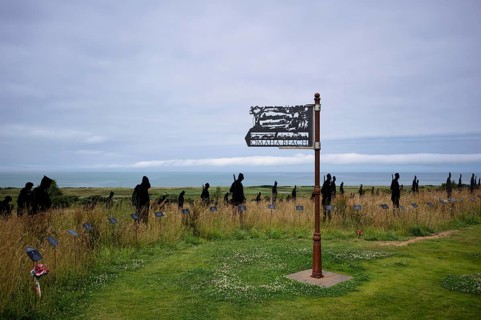 Installation, sign Omaha Beach, Standing with Giants, honours the victims of the fallen British