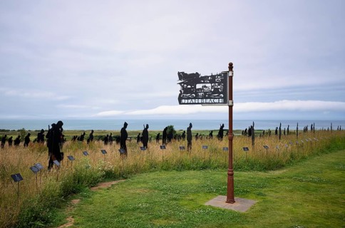 Installation, sign Utah Beach, Standing with Giants, honours the victims of the fallen British