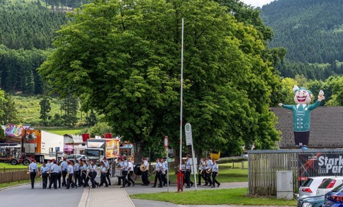Shooting festival of the Schützenverein Saalhausen 1609 e.V. in the Sauerland, marching of the