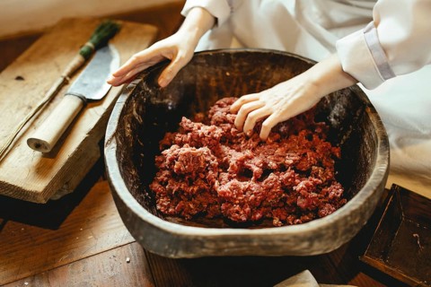 Kwak Yoo Kyung prepares fermented beef, the loins are dried in the sun for 5 to 6 days and then