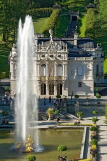 Fountain of the Flora Fountain in the basin, water basin in the palace park, facade of Linderhof